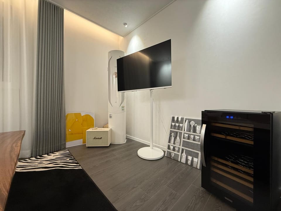 TV and multimedia, Living room, Seating area, heating, heating, internet, internet, air conditioner, air conditioner