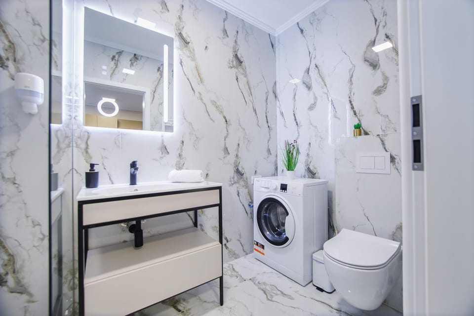 Toilet, Bathroom, towels, washing machine