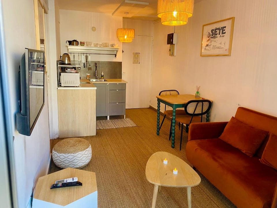 "Port Vauban" Superbe T2 coté gare Parking Clim Wifi Terrasse ! Apartment in Occitanie