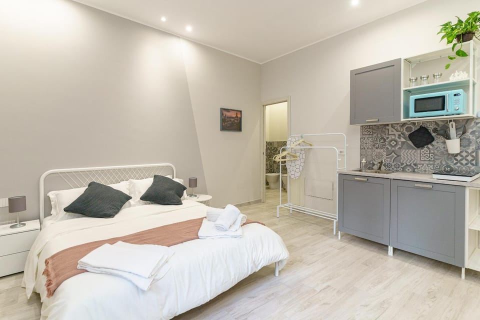Bed, Bathroom, TV and multimedia, Kitchen or kitchenette, Photo of the whole room, Bedroom, flat iron, heating, towels, air conditioner
