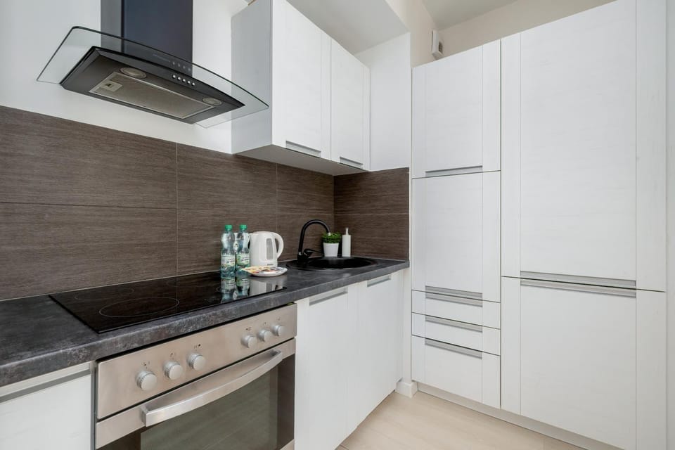 Coffee/tea facilities, Kitchen or kitchenette, oven, stove