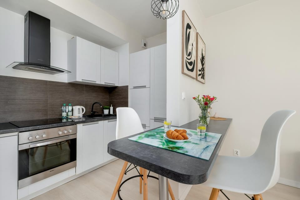 Kitchen or kitchenette, Food and drinks, Dining area, oven, stove