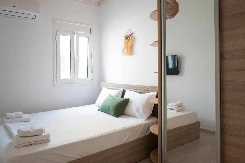 Bed, TV and multimedia, Photo of the whole room, Bedroom, towels, wardrobe, air conditioner