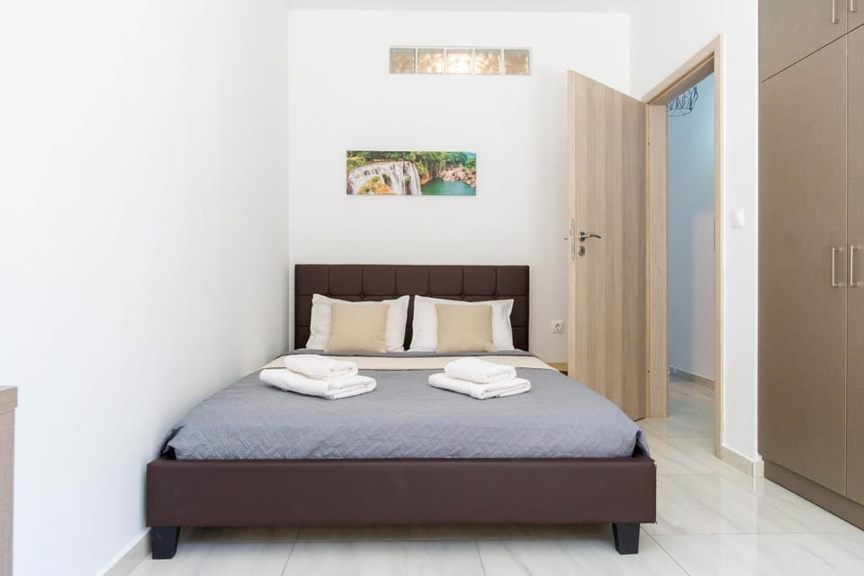 Bed, Bedroom, towels, wardrobe