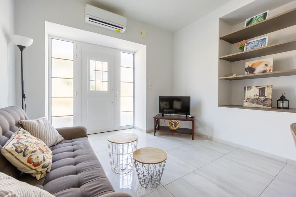 TV and multimedia, Living room, Seating area, air conditioner