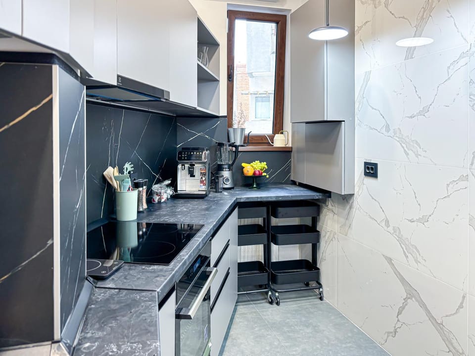 Coffee/tea facilities, Kitchen or kitchenette, dishwasher, heating, heating, oven, stove