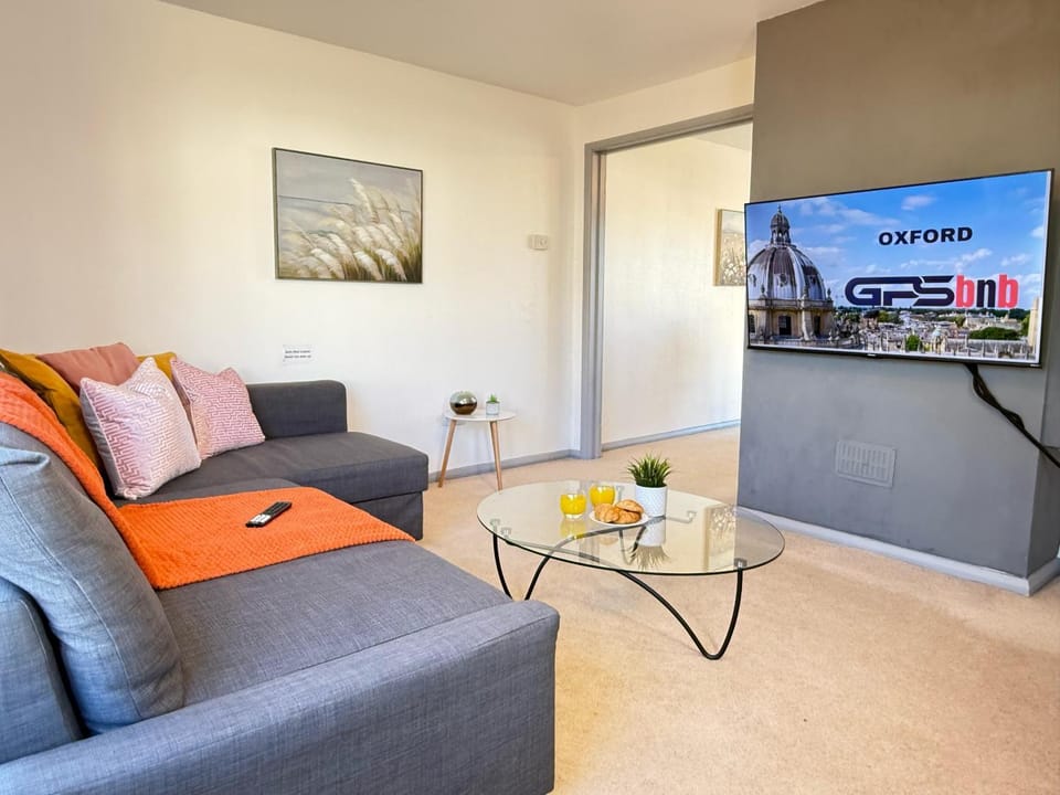 Communal lounge/ TV room, TV and multimedia, Living room, Seating area, Evening entertainment