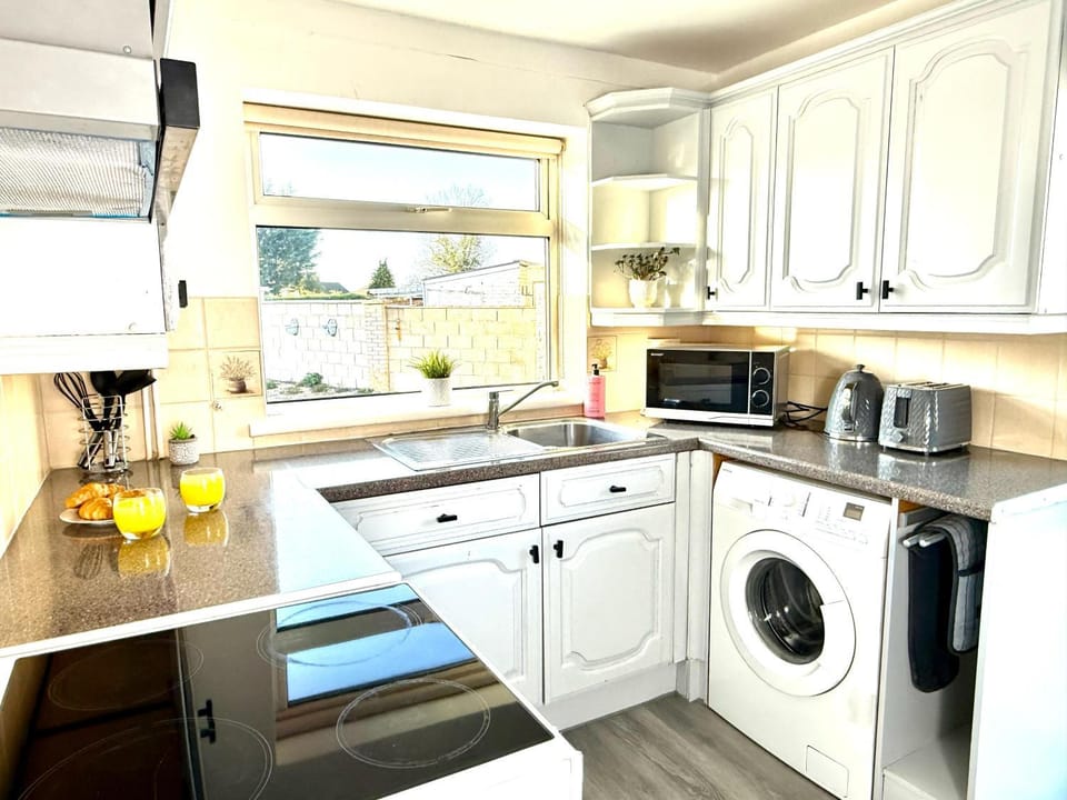 Kitchen or kitchenette, Dining area, oven, stove, toaster, washing machine
