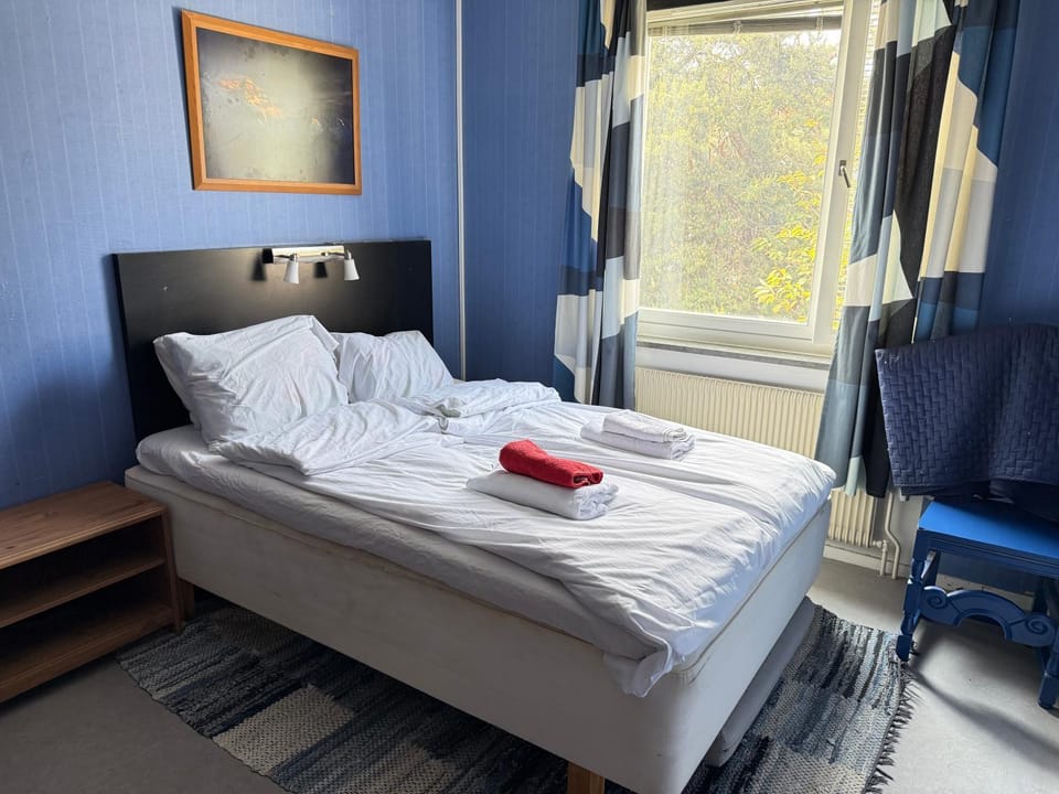 Bed, Photo of the whole room, Seating area, Bedroom, towels