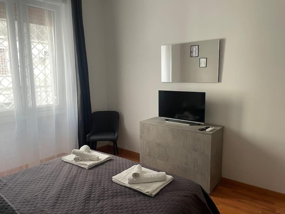 Bed, TV and multimedia, Bedroom, towels