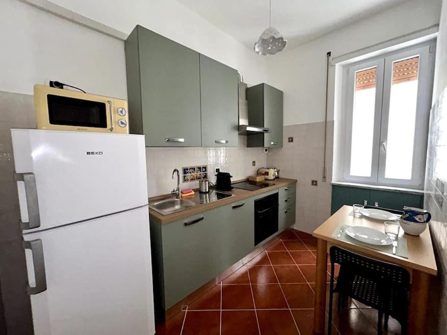 Coffee/tea facilities, Kitchen or kitchenette, Dining area, dishwasher, oven, stove, toaster