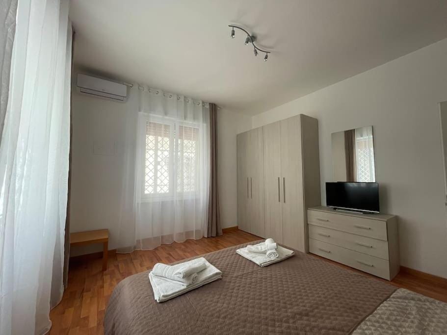 Bed, TV and multimedia, Photo of the whole room, Bedroom, wardrobe, air conditioner