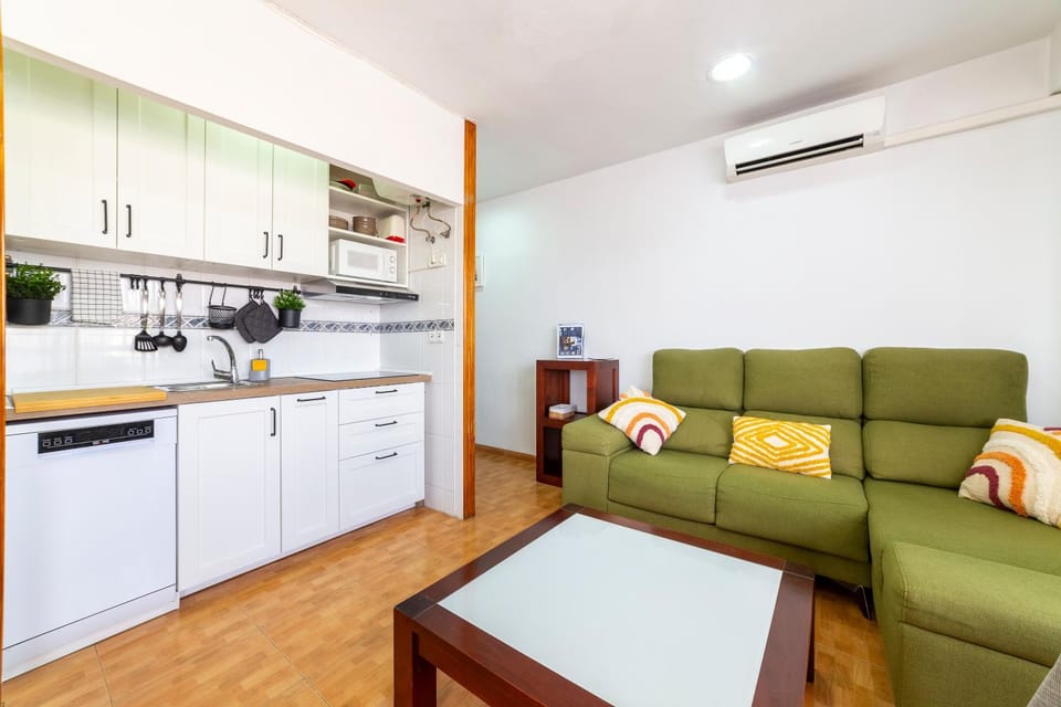 Kitchen or kitchenette, Living room, Seating area, dishwasher, oven