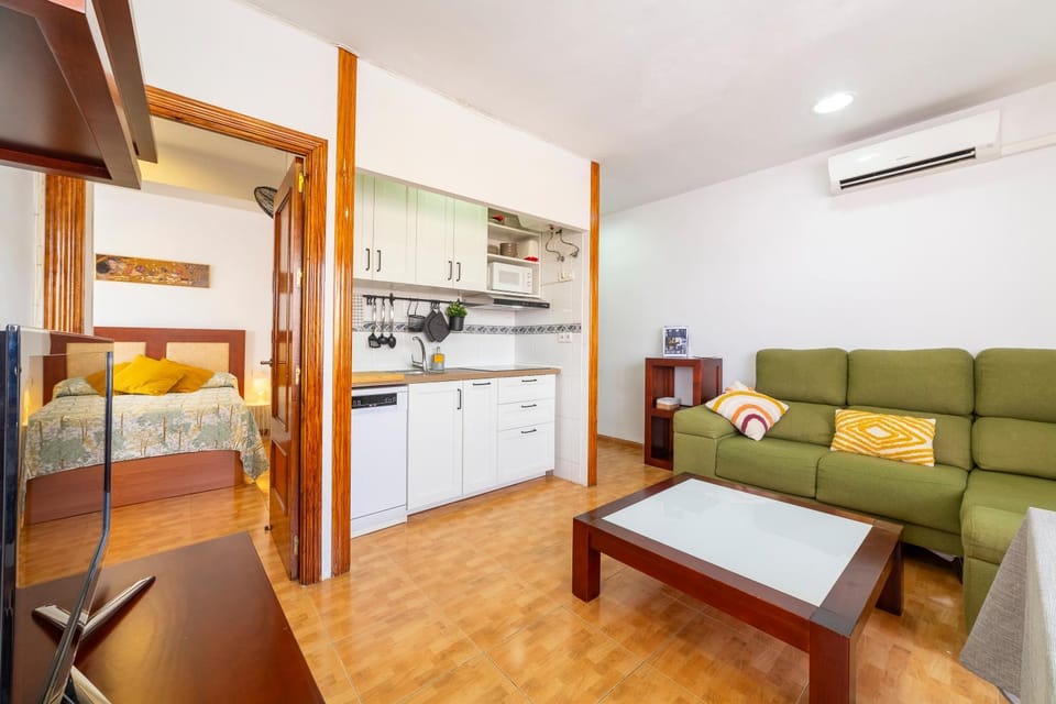 Living room, Seating area, Dining area, air conditioner