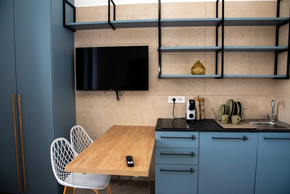 TV and multimedia, Coffee/tea facilities, Kitchen or kitchenette, Dining area, minibar, stove