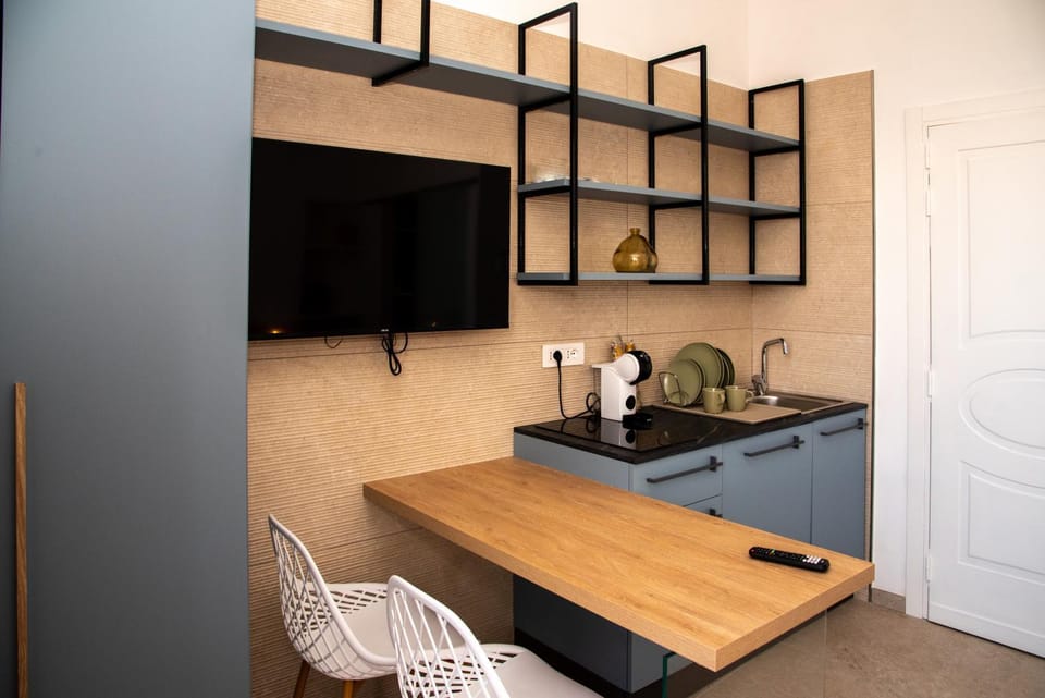 Coffee/tea facilities, Kitchen or kitchenette, Dining area, minibar