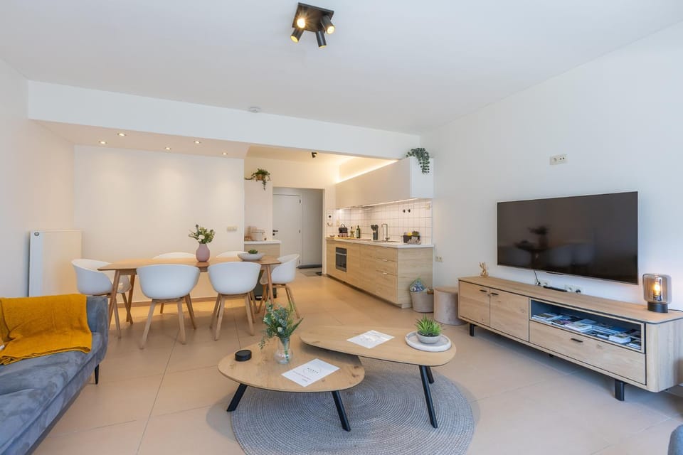 TV and multimedia, Kitchen or kitchenette, Living room, Seating area, Dining area, oven, stove
