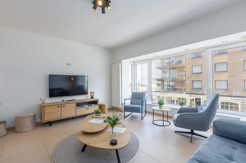 TV and multimedia, Living room, Seating area, Evening entertainment
