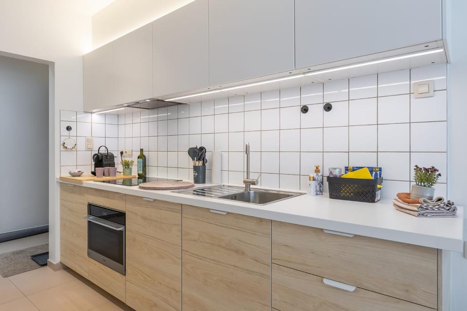 Coffee/tea facilities, Kitchen or kitchenette, microwave, oven, stove, kitchen