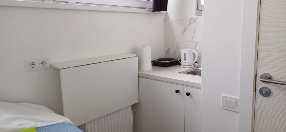 Bed, Kitchen or kitchenette, Photo of the whole room, Bedroom