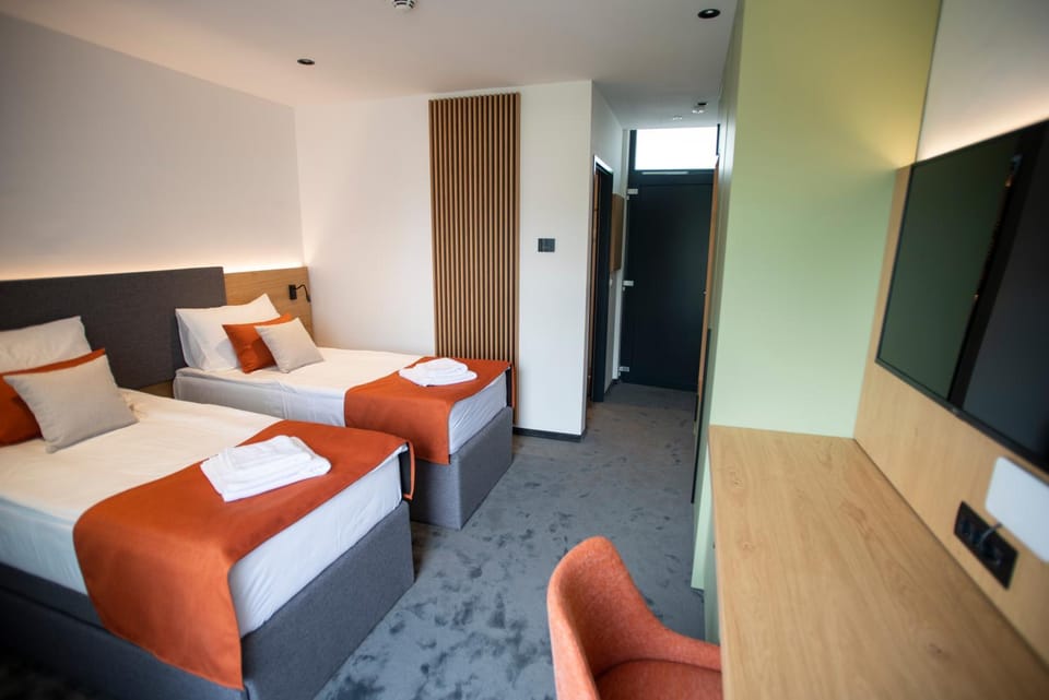Bed, TV and multimedia, Photo of the whole room, Bedroom