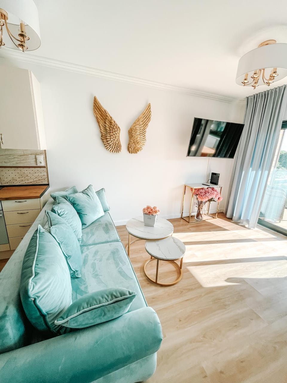 Photo of the whole room, Seating area