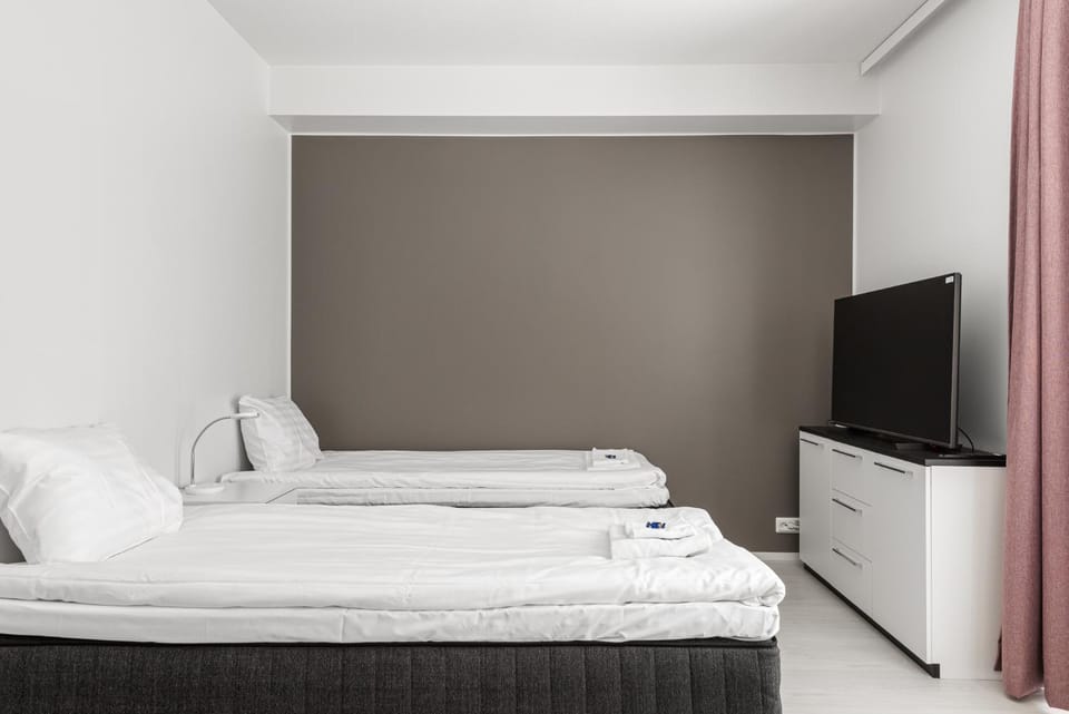 Bed, TV and multimedia, Photo of the whole room, Bedroom