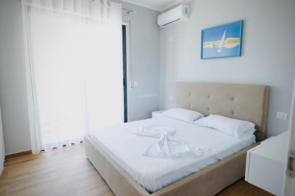 Bed, towels, air conditioner