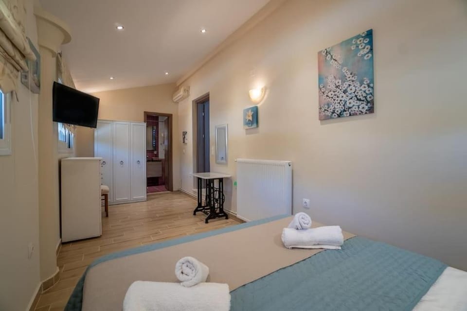 Bed, TV and multimedia, Photo of the whole room, Bedroom, towels, wardrobe, air conditioner