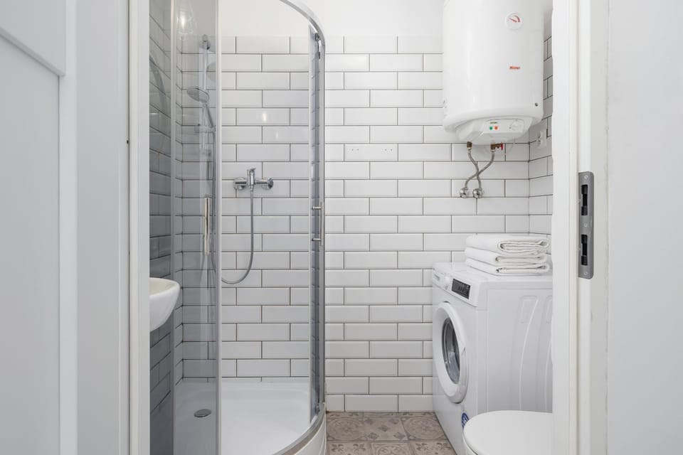 Shower, Toilet, Bathroom, towels, washing machine