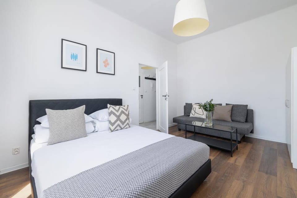 Bed, TV and multimedia, Living room, Photo of the whole room, Seating area, Bedroom, wardrobe