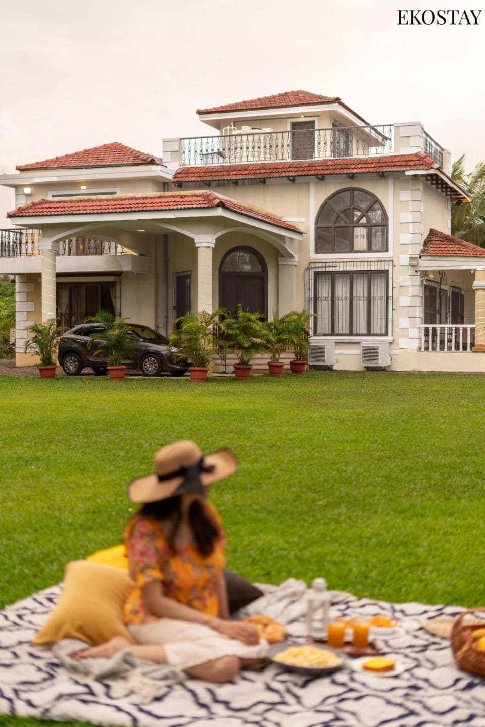 Property building, Day, People, Natural landscape, Garden, Garden view, group of guests, Parking