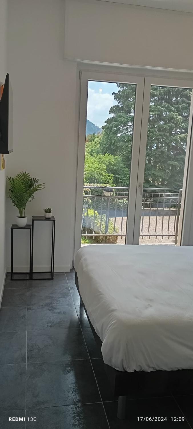 Bed, TV and multimedia, Bedroom