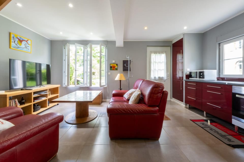 Communal lounge/ TV room, kitchen