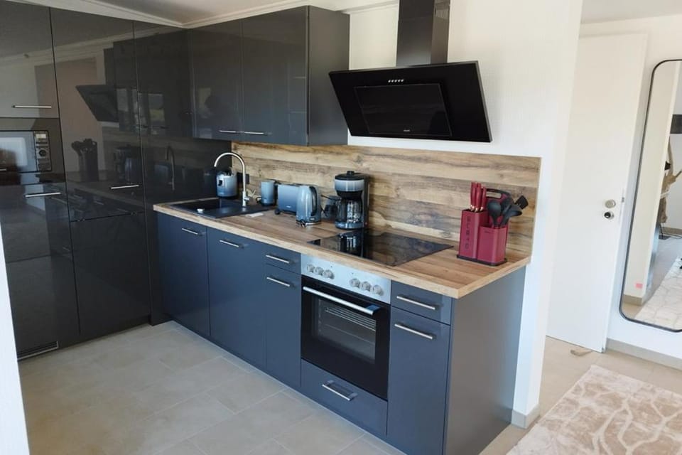 Coffee/tea facilities, Kitchen or kitchenette, dishwasher, oven, stove, toaster