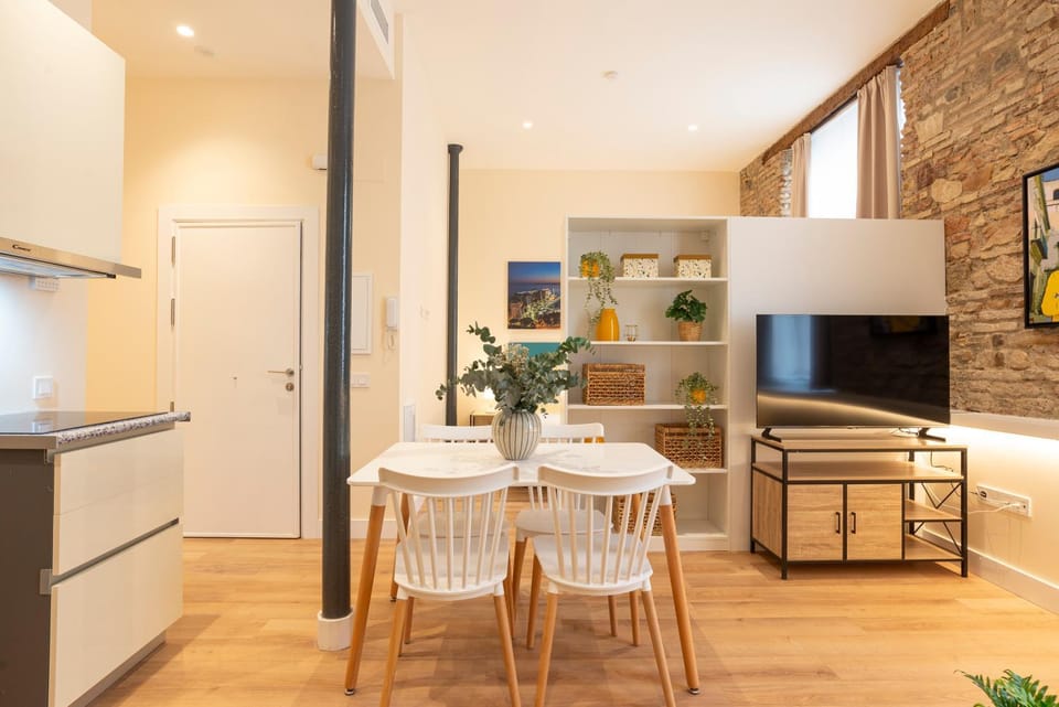 TV and multimedia, Kitchen or kitchenette, Living room, Seating area, Dining area, microwave, stove, air conditioner