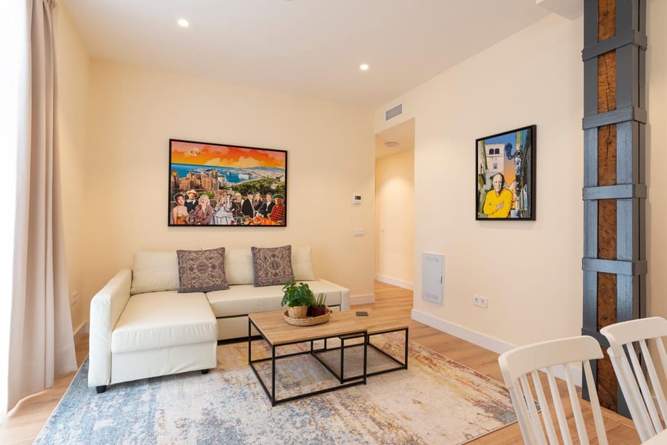 TV and multimedia, Living room, Photo of the whole room, Seating area, Dining area, air conditioner