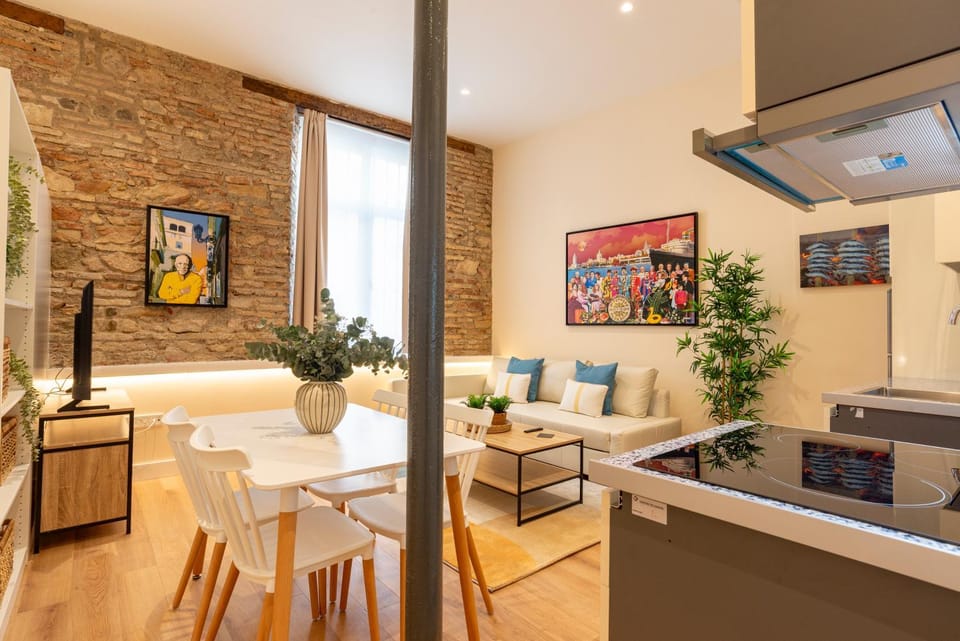 TV and multimedia, Kitchen or kitchenette, Living room, Seating area, microwave, stove, air conditioner