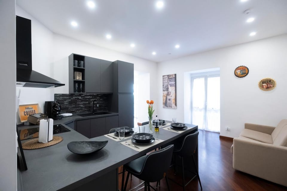 Coffee/tea facilities, Kitchen or kitchenette, Seating area, Dining area, stove