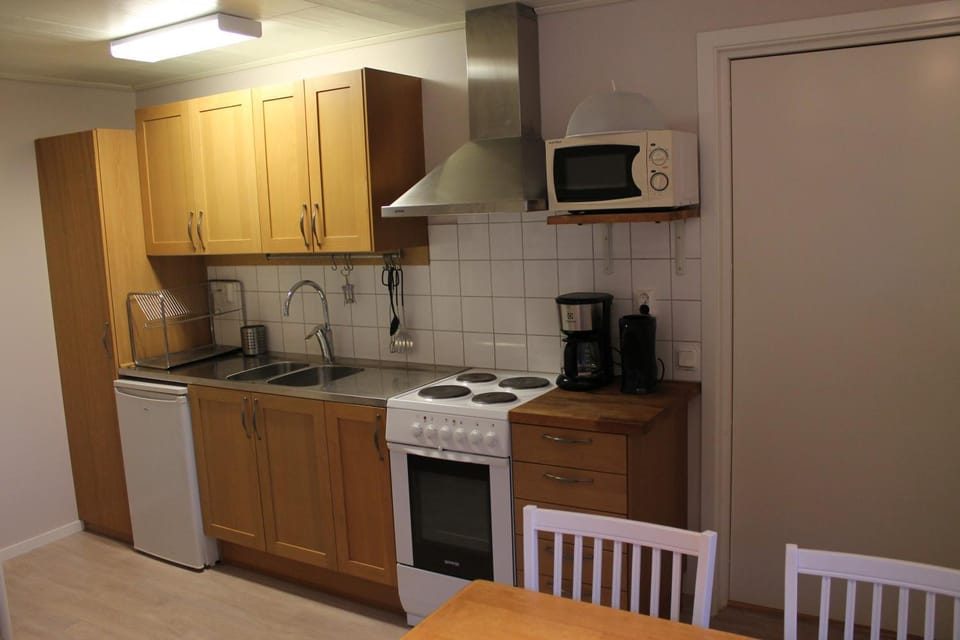 Coffee/tea facilities, Kitchen or kitchenette, microwave, oven, pet friendly, stove