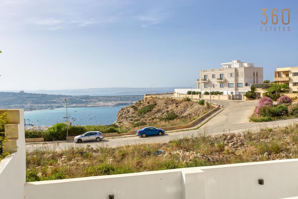 Property building, Neighbourhood, Natural landscape, City view, River view, Sea view, Location, Parking