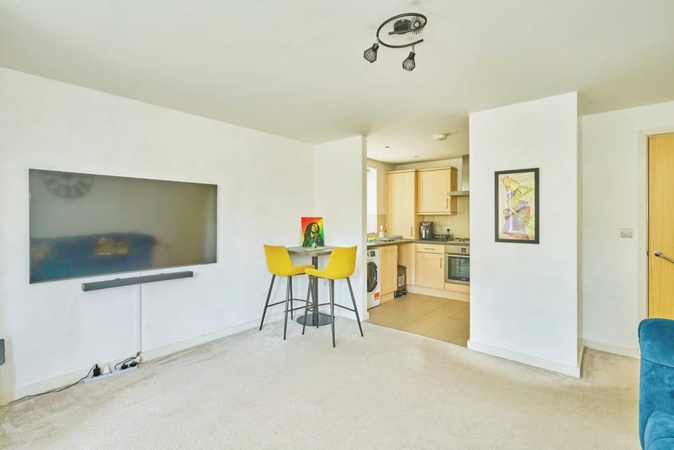 TV and multimedia, Kitchen or kitchenette, Living room, Seating area, Dining area