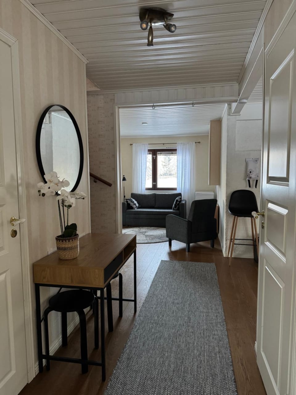 Photo of the whole room, Seating area