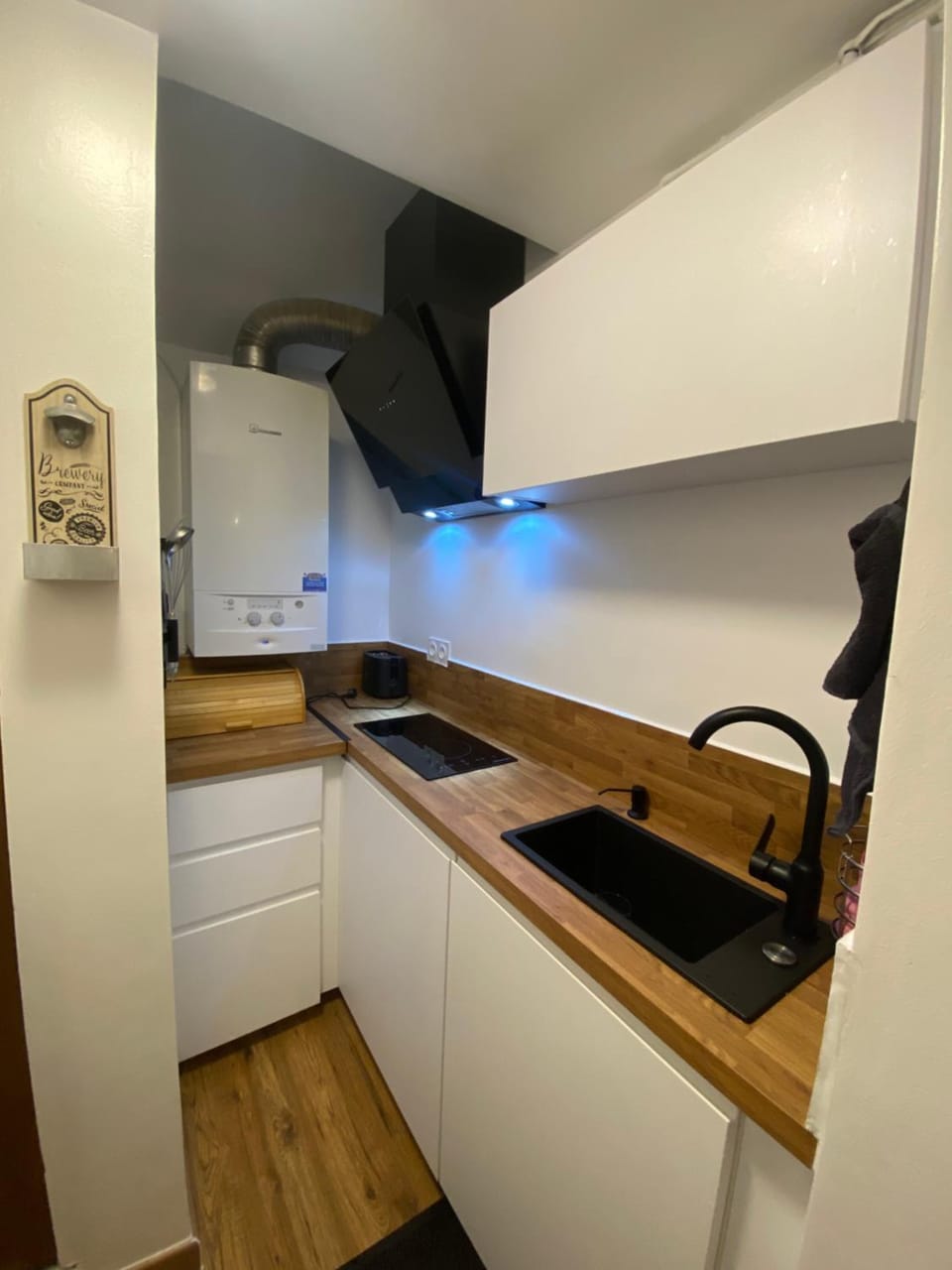 Coffee/tea facilities, Kitchen or kitchenette, stove, toaster