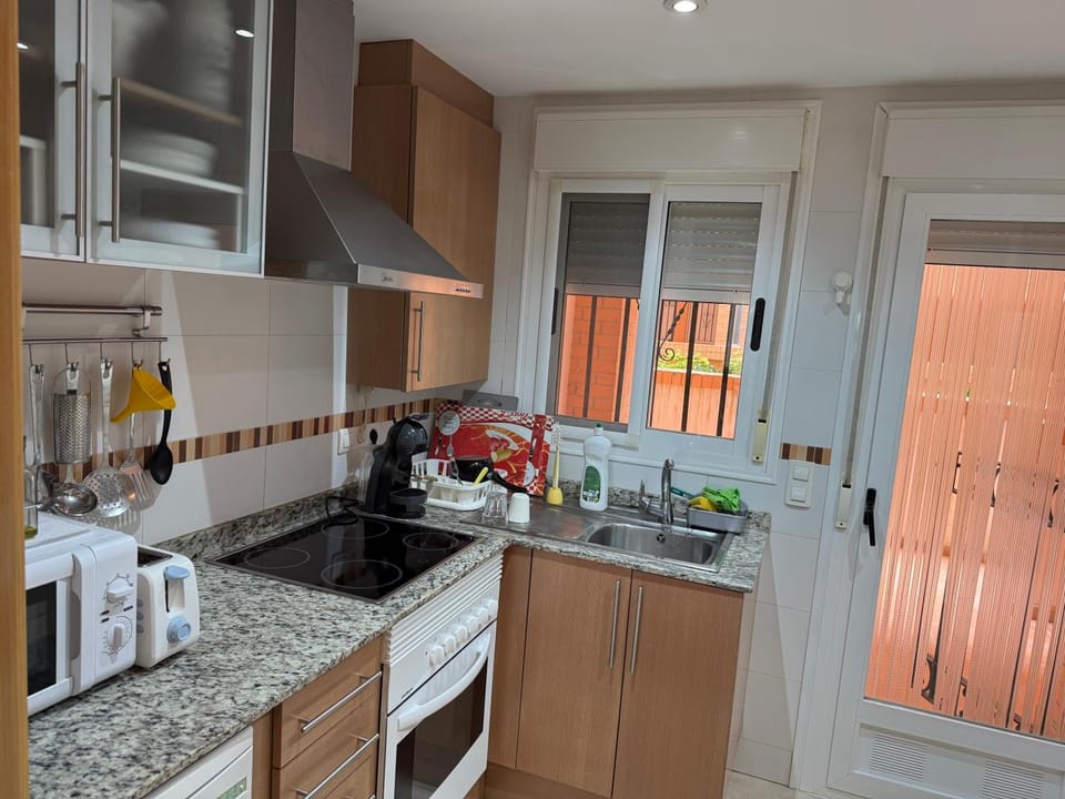 Coffee/tea facilities, Kitchen or kitchenette, dishwasher, oven, stove, toaster
