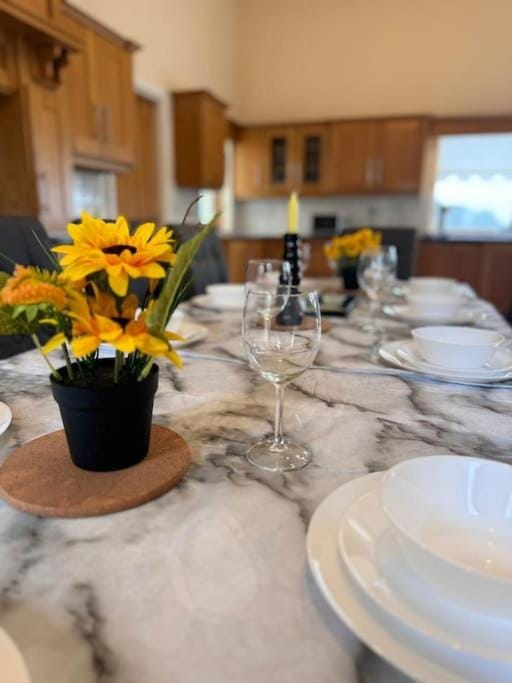 Kitchen or kitchenette, Food and drinks, Dining area, Food