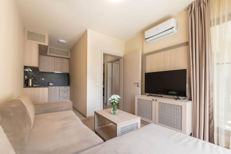 Communal lounge/ TV room, Bed, TV and multimedia, Kitchen or kitchenette, Living room, Photo of the whole room, Seating area, Evening entertainment, air conditioner