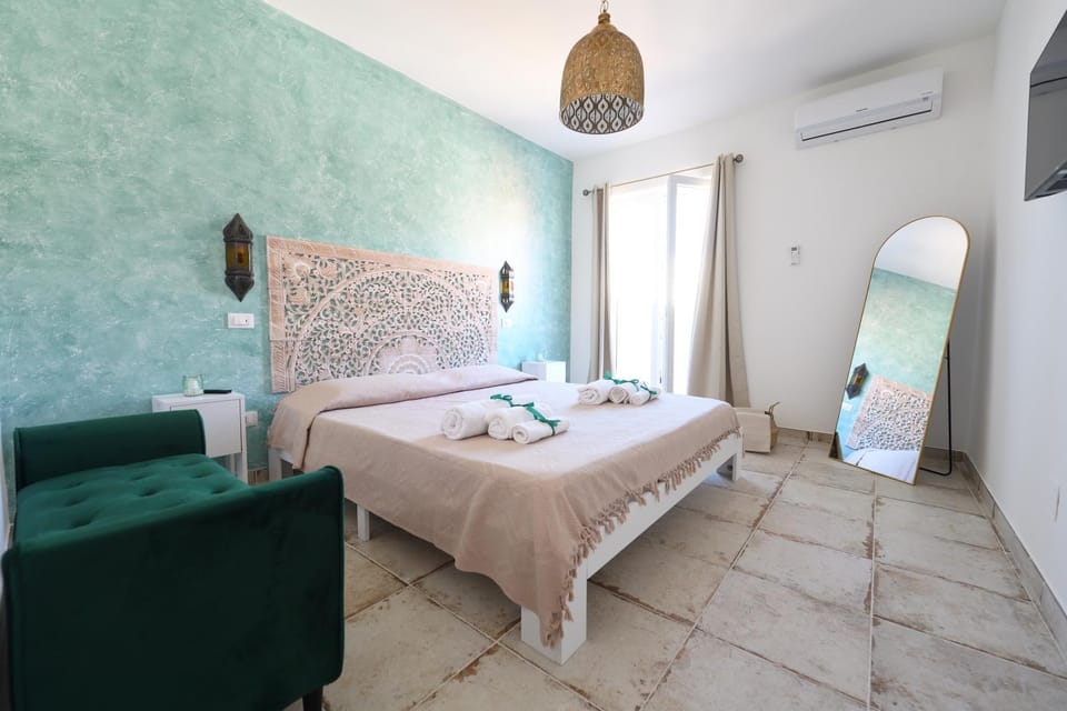 Bed, TV and multimedia, Photo of the whole room, Bedroom, air conditioner