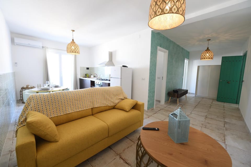 Bed, Living room, Photo of the whole room, Seating area