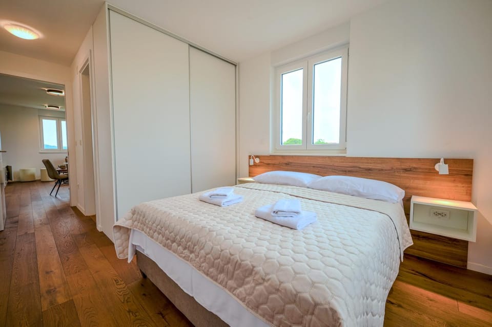 Bed, Bedroom, towels, wardrobe